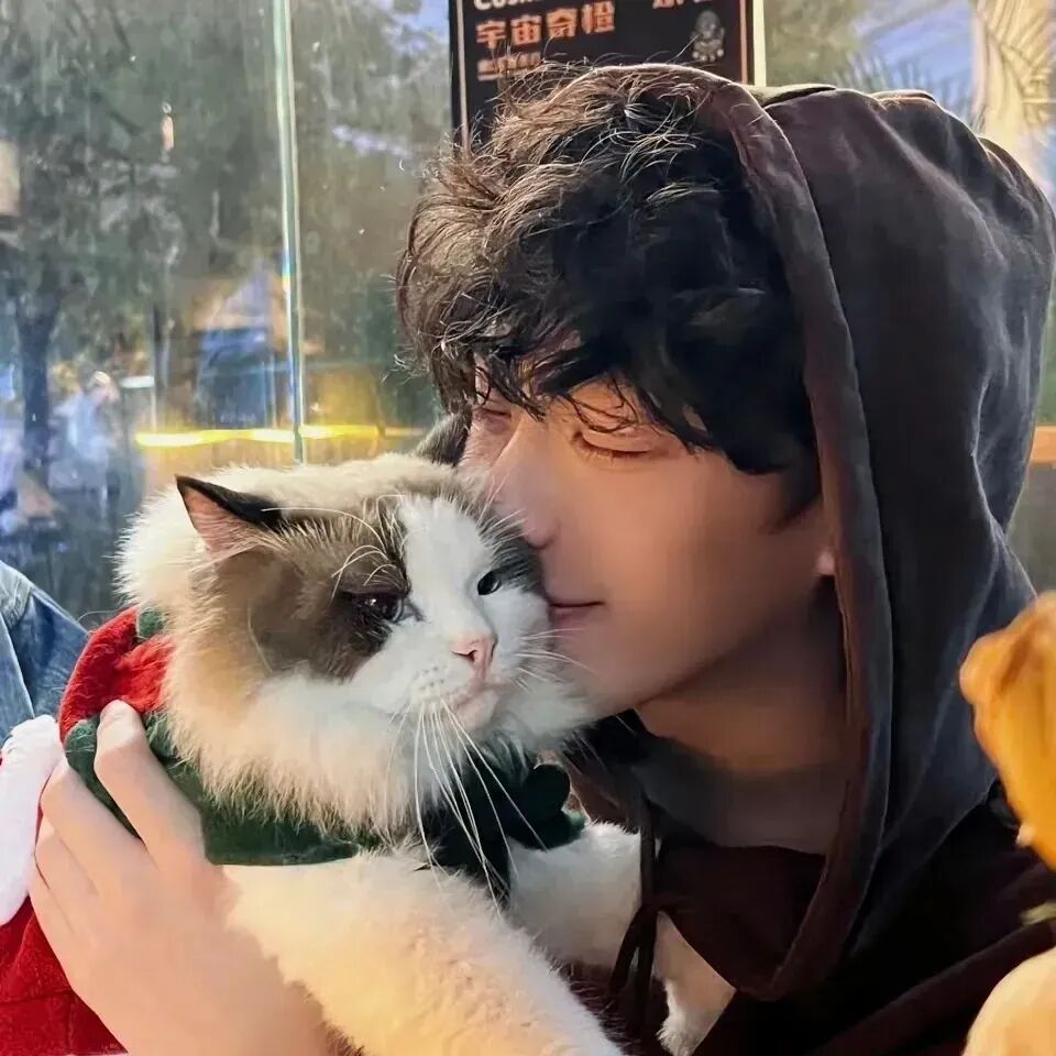 抱着猫咪个性侧脸男生头像