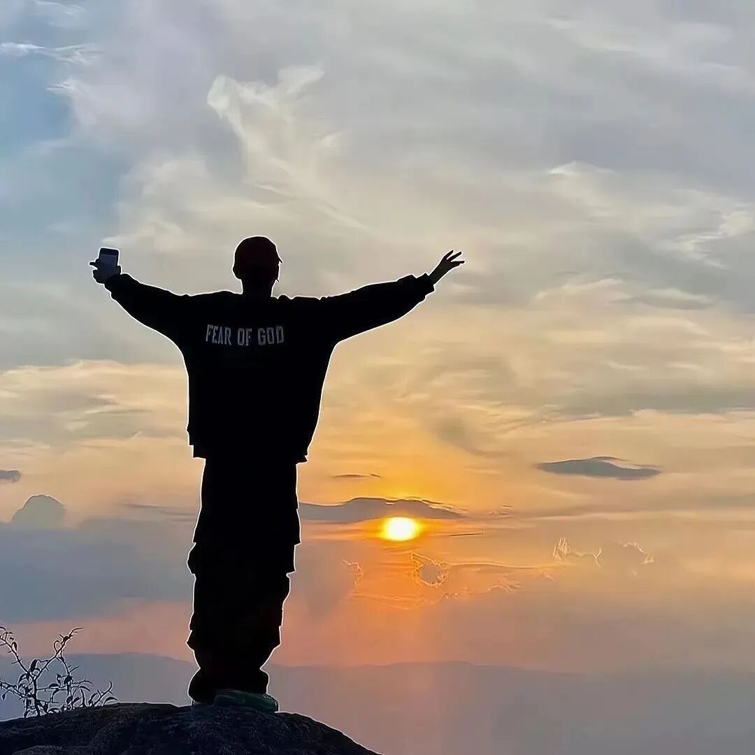 高山日落自由感背影不露脸男生头像