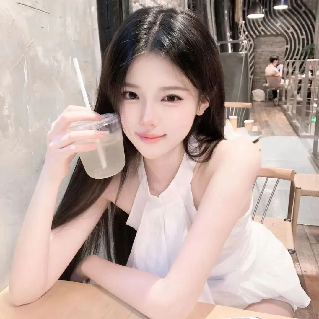 喝饮料纯欲女生头像