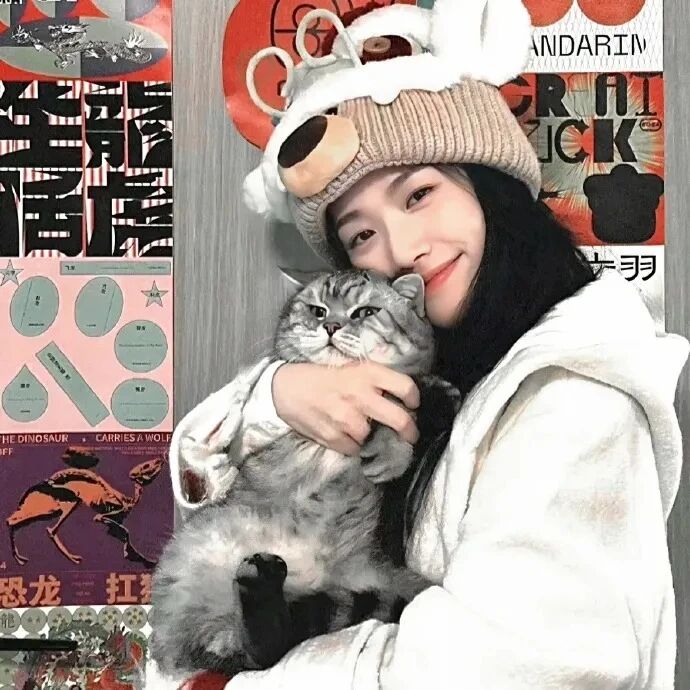 抱着猫咪甜妹女生头像