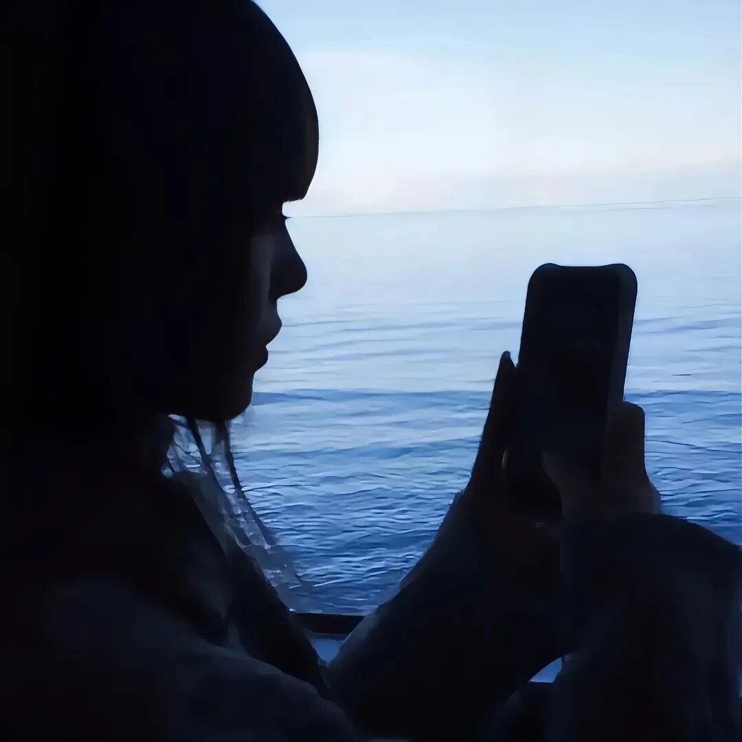 海边氛围感侧脸女生头像