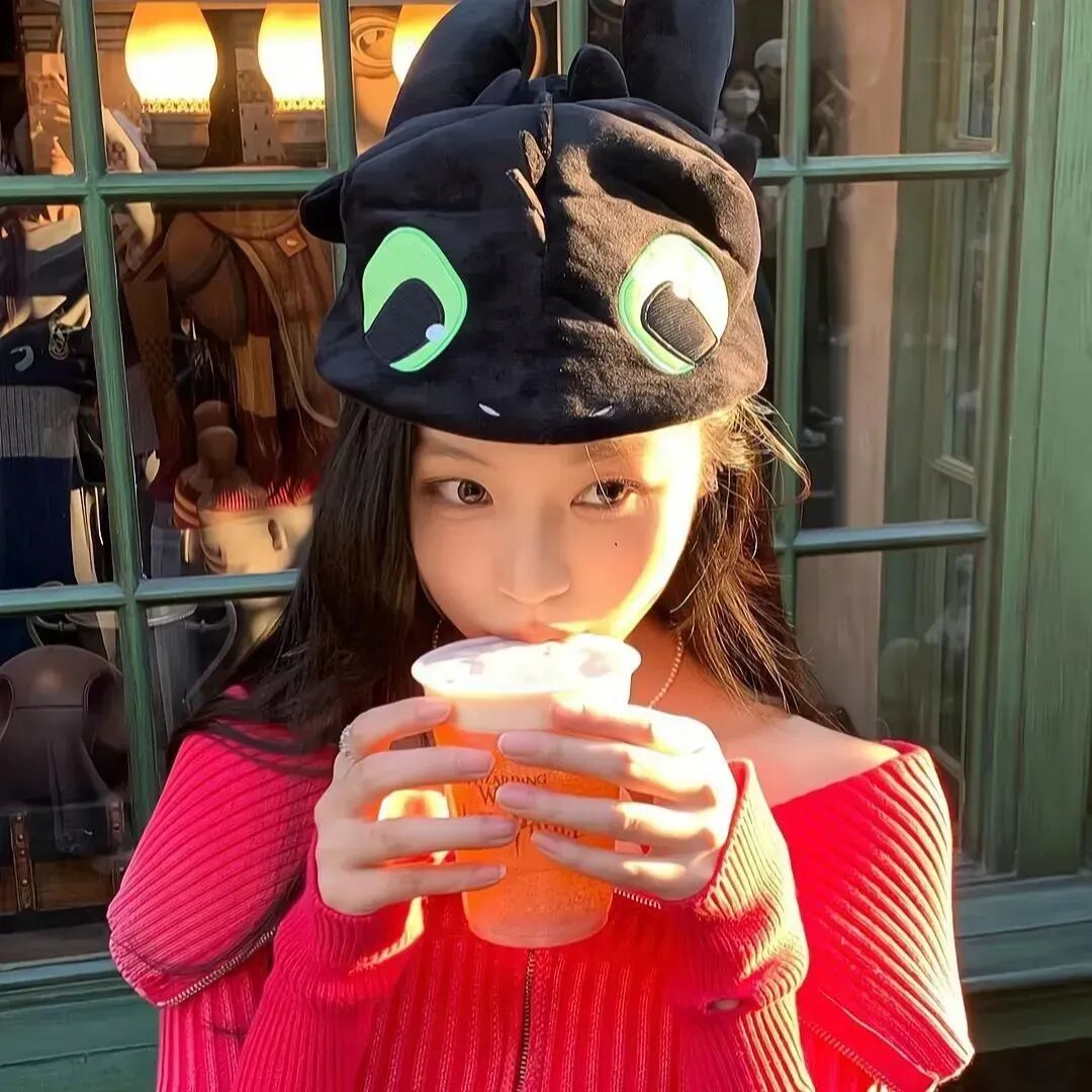 喝饮料新年女生头像