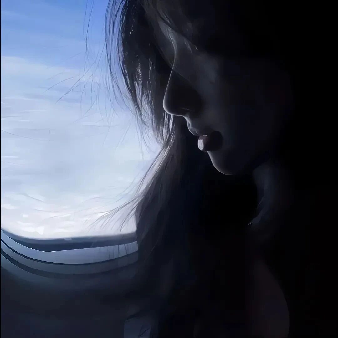 飞机氛围感侧脸女生头像
