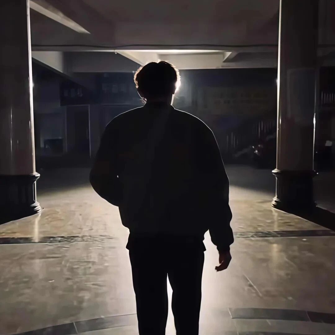 孤独感背影不露脸男生头像