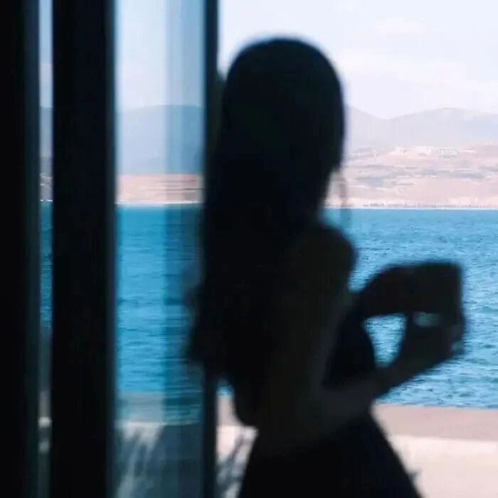 海边氛围感背影不露脸女生头像