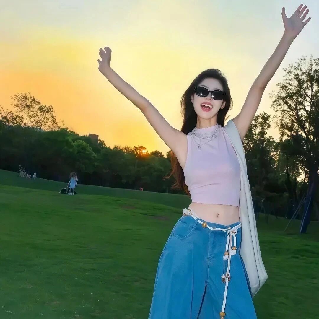 墨镜自由感女生头像