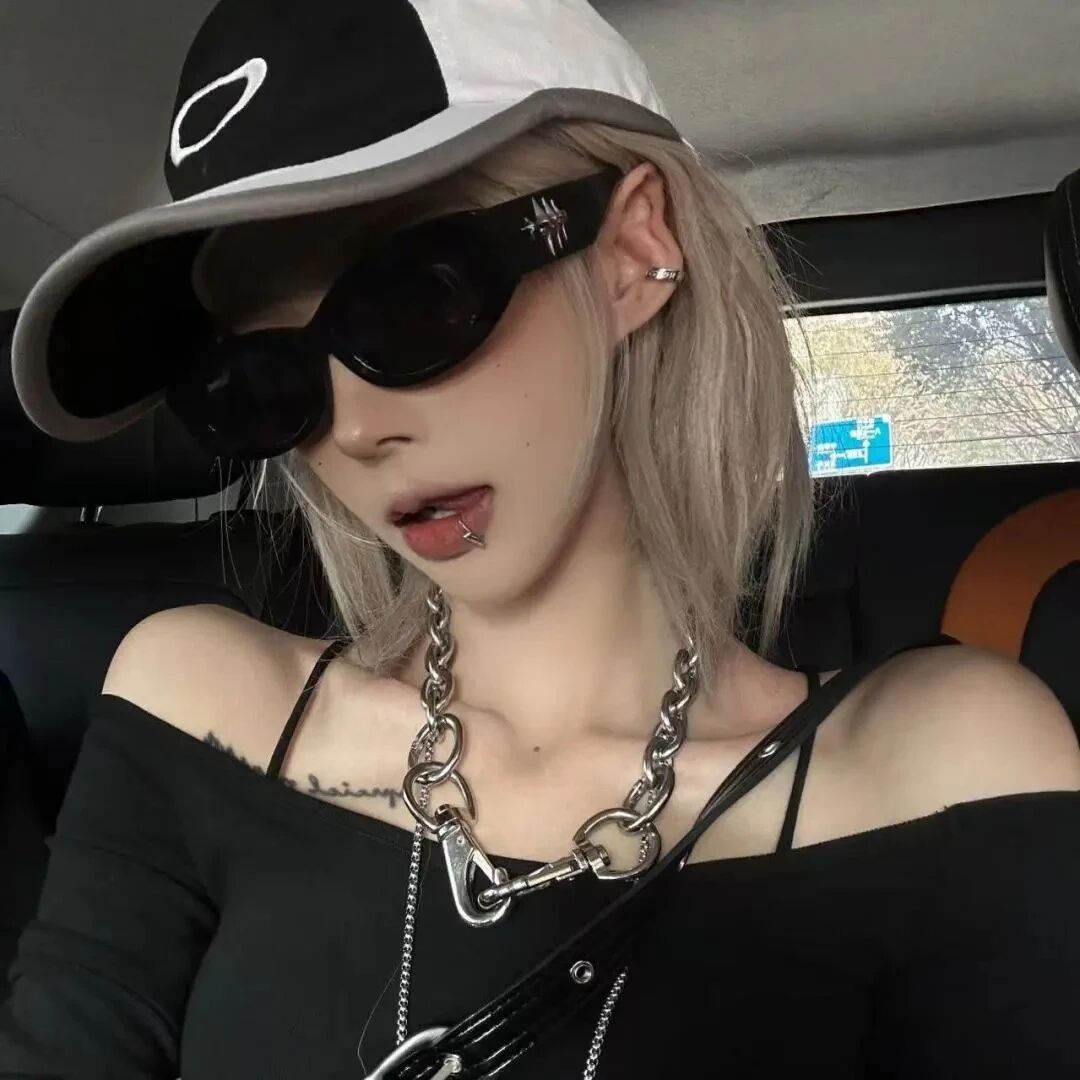 车内墨镜很飒女生头像