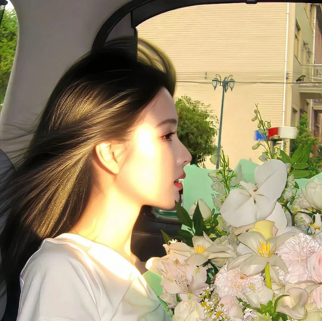 车内鲜花温柔侧脸女生头像