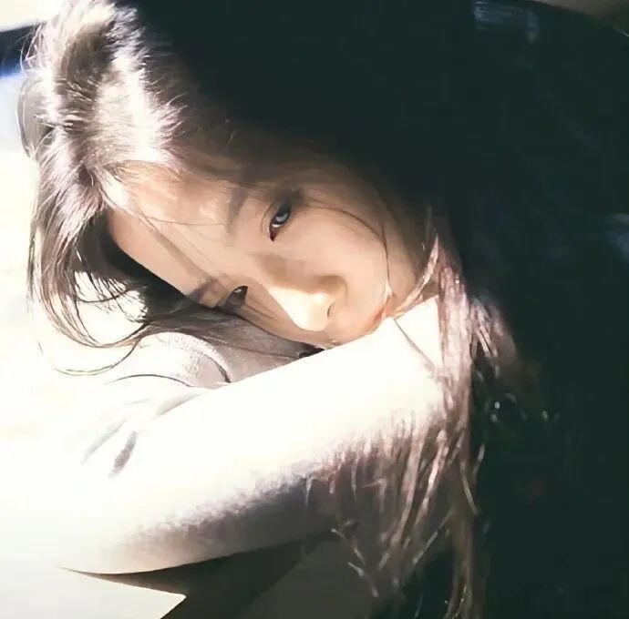趴着光感女生头像