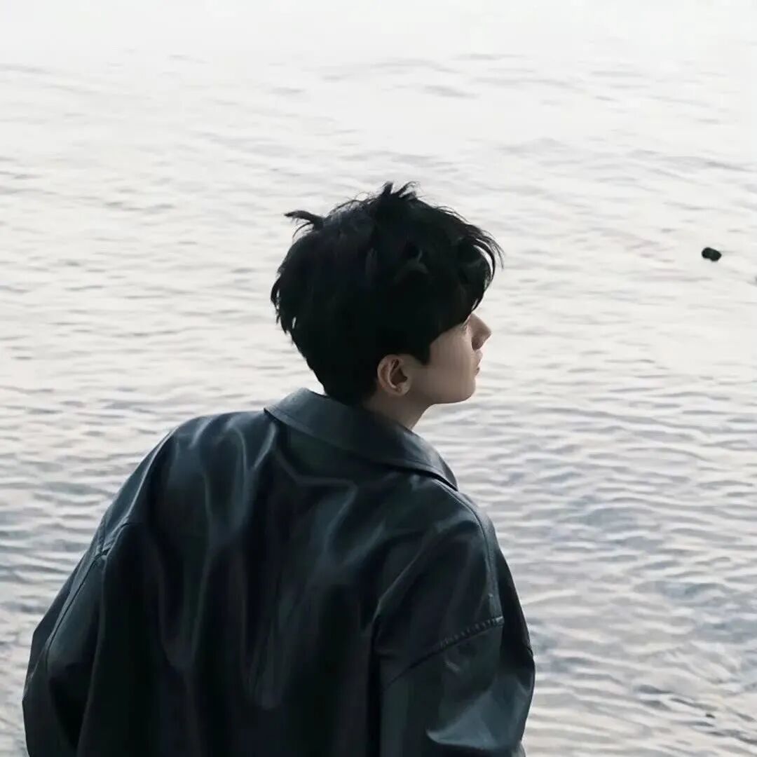 海边侧脸男生头像