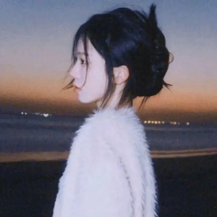 温柔海边侧脸女生头像