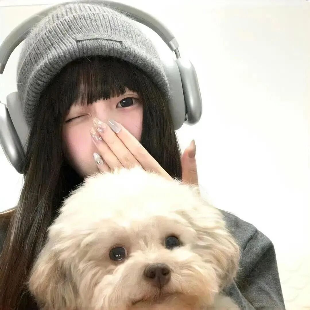 捂嘴抱着狗狗甜妹女生头像