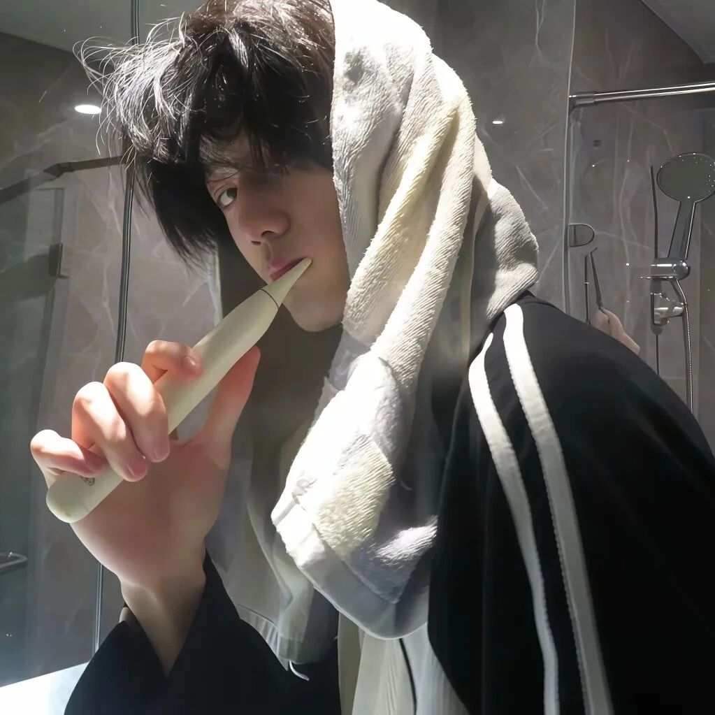 刷牙痞帅男生头像