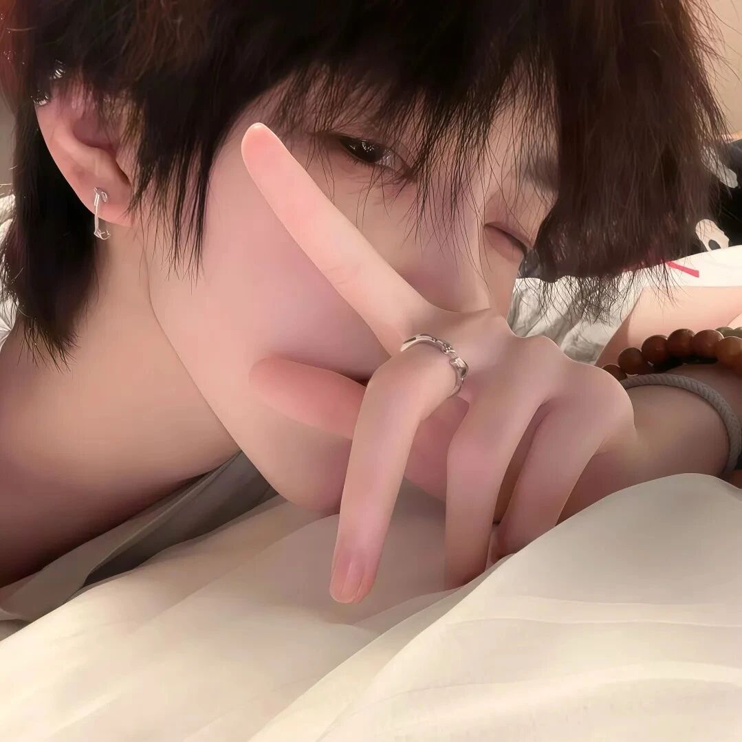 趴着个性男生头像