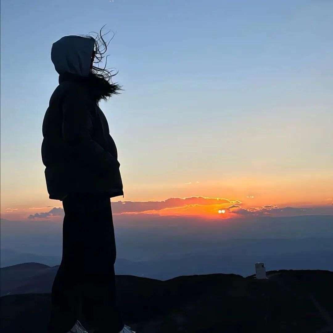 氛围感高山日落不露脸女生头像