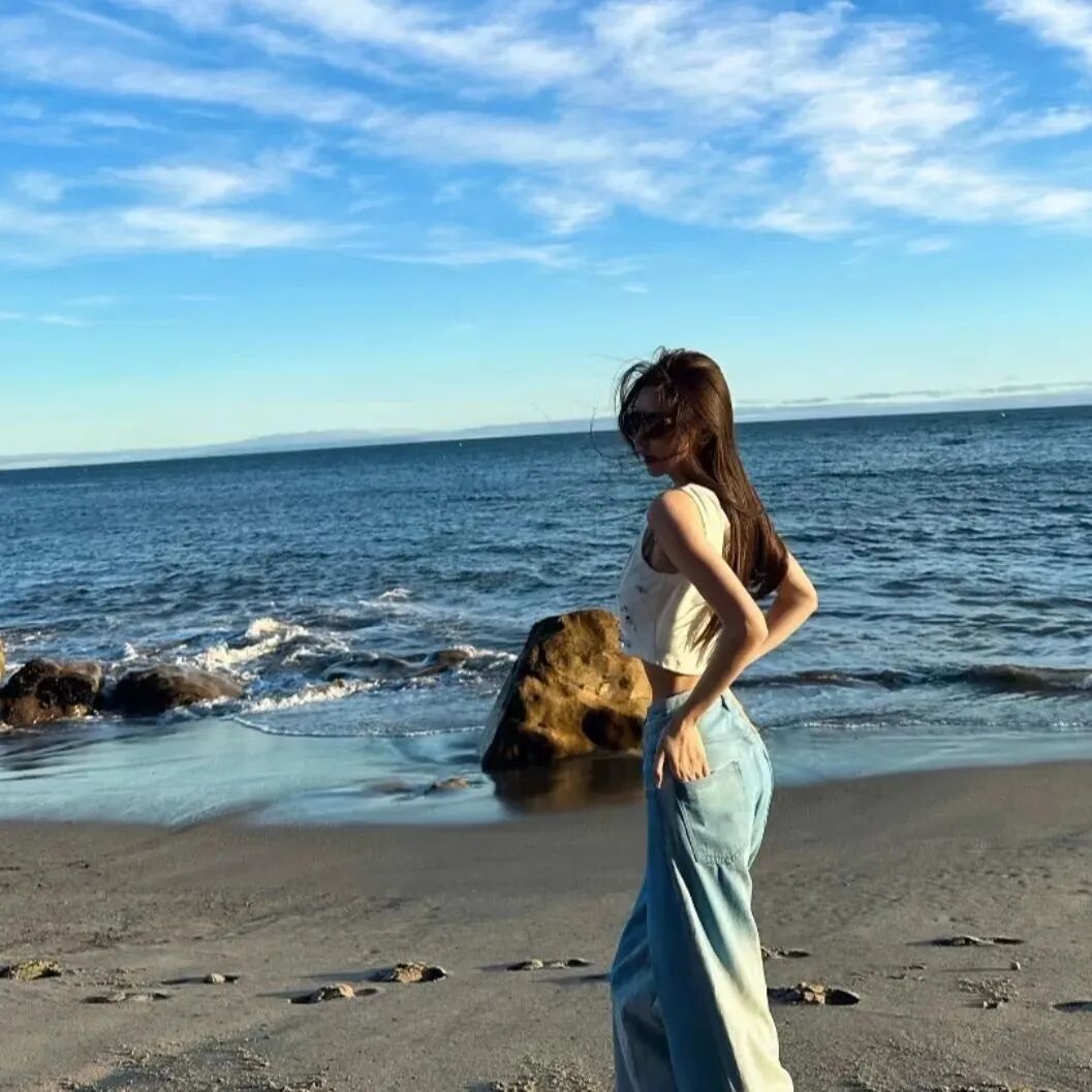 气质海边墨镜女生头像