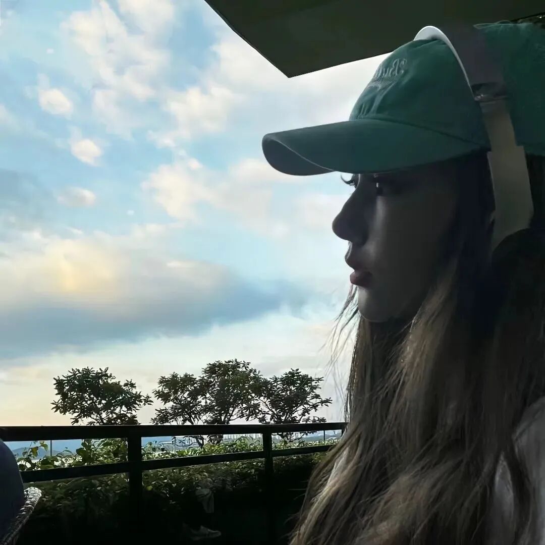 小众侧脸女生头像