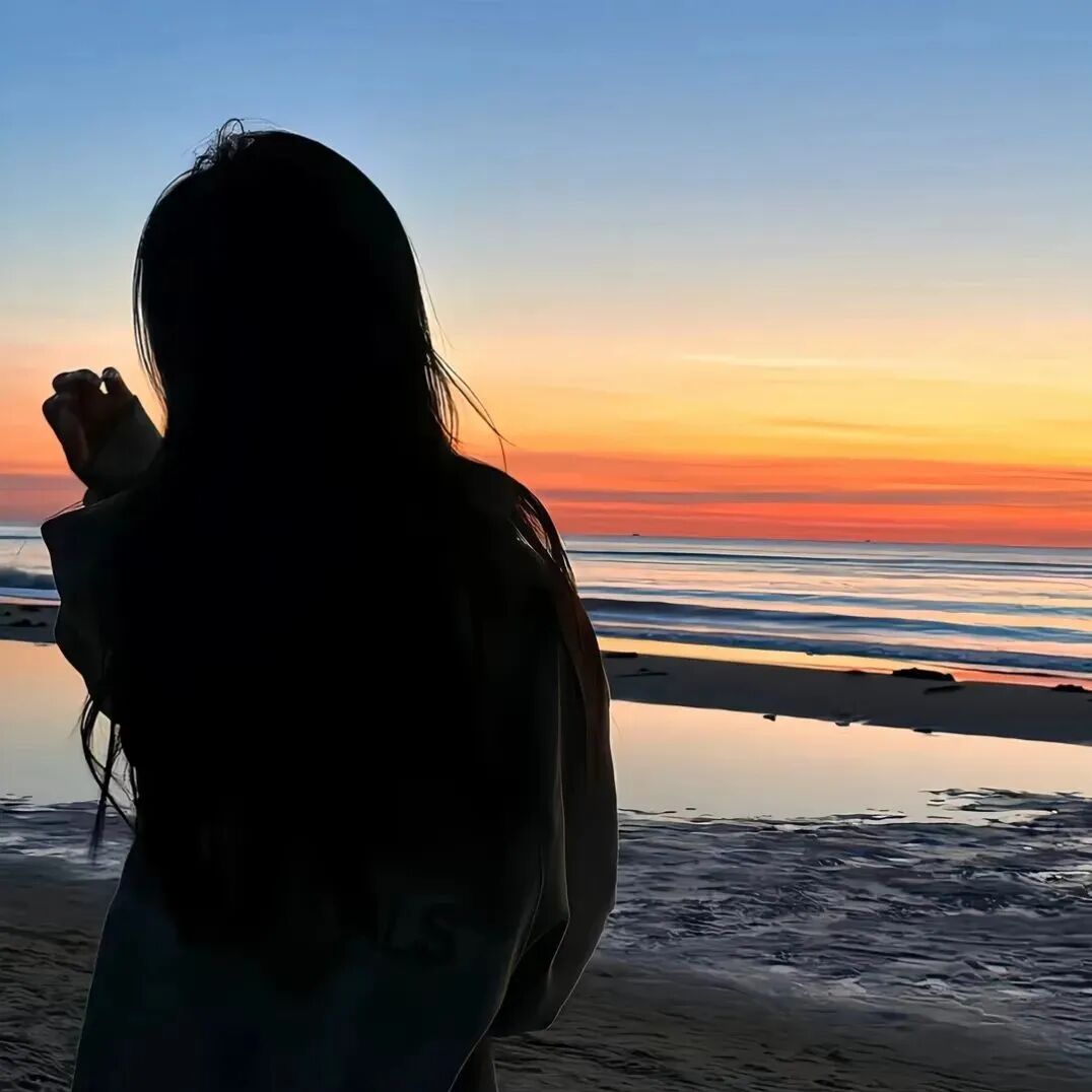 氛围感海边日落背影不露脸女生头像