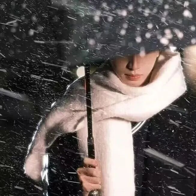 冬天撑伞小众男生头像