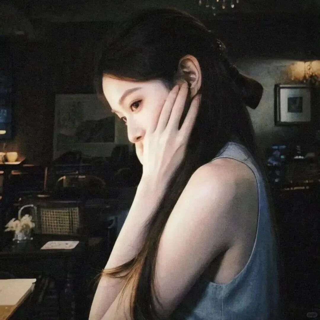 清冷侧脸女生头像