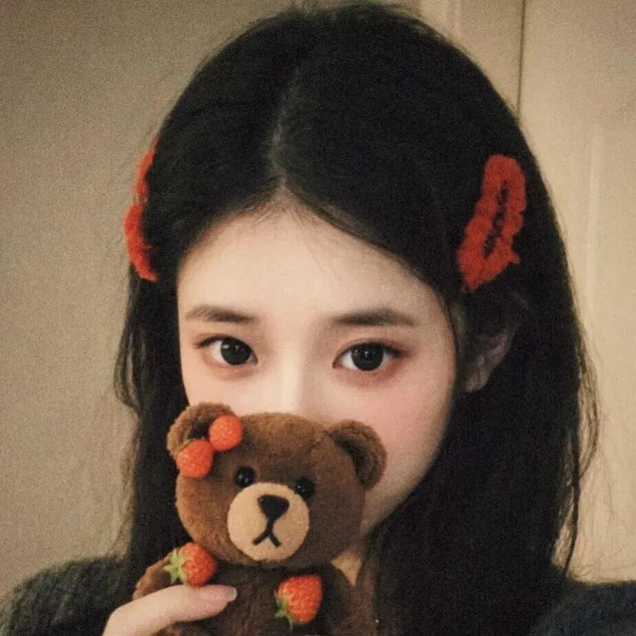 拿着小熊甜妹女生头像