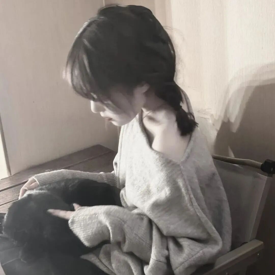 清冷侧脸女生头像