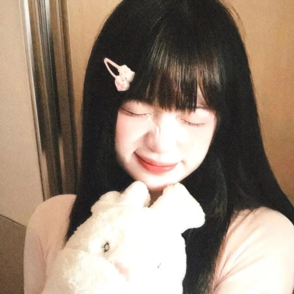 抱着玩偶甜妹女生头像
