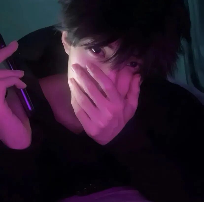 个性捂嘴男生头像