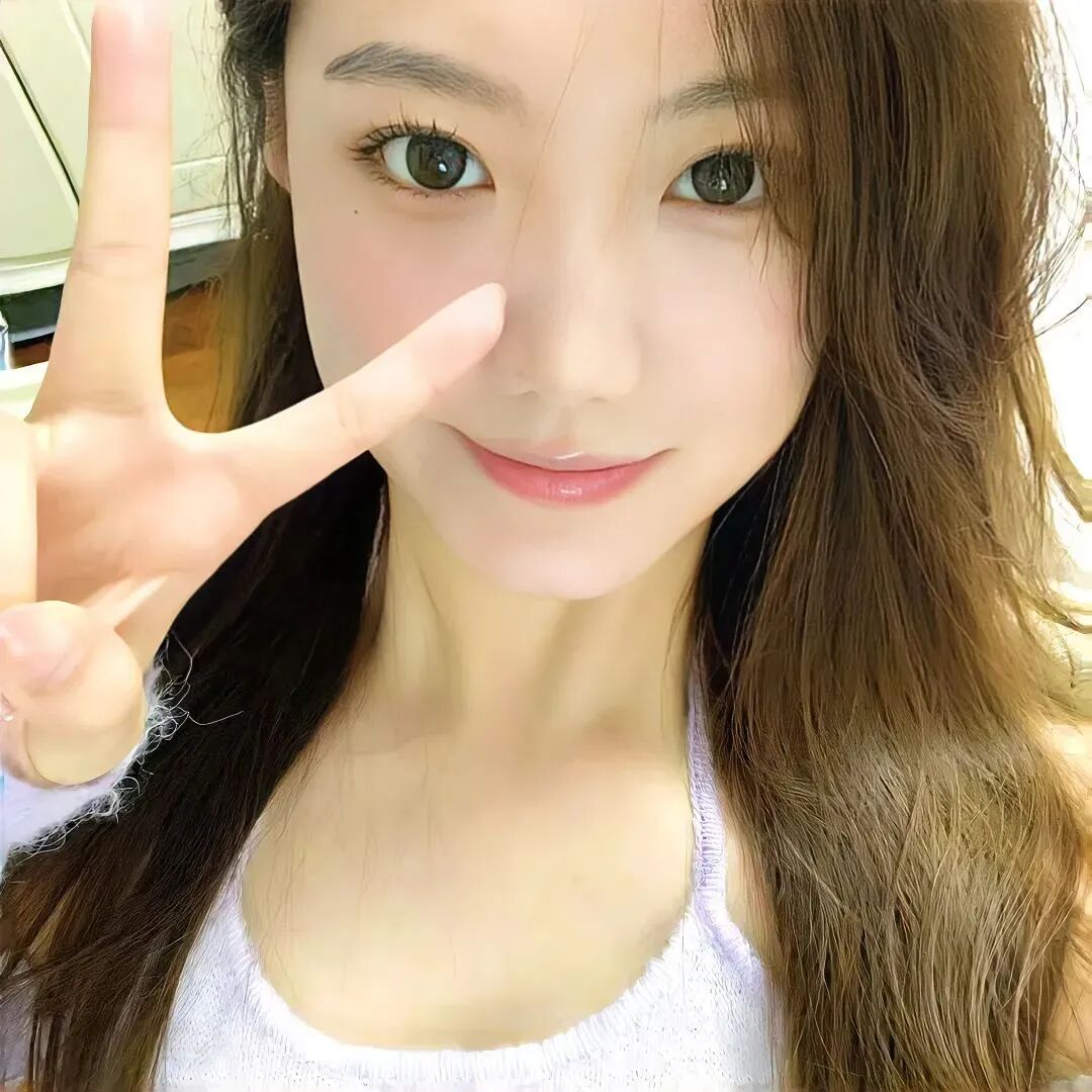 剪刀手温柔女生头像