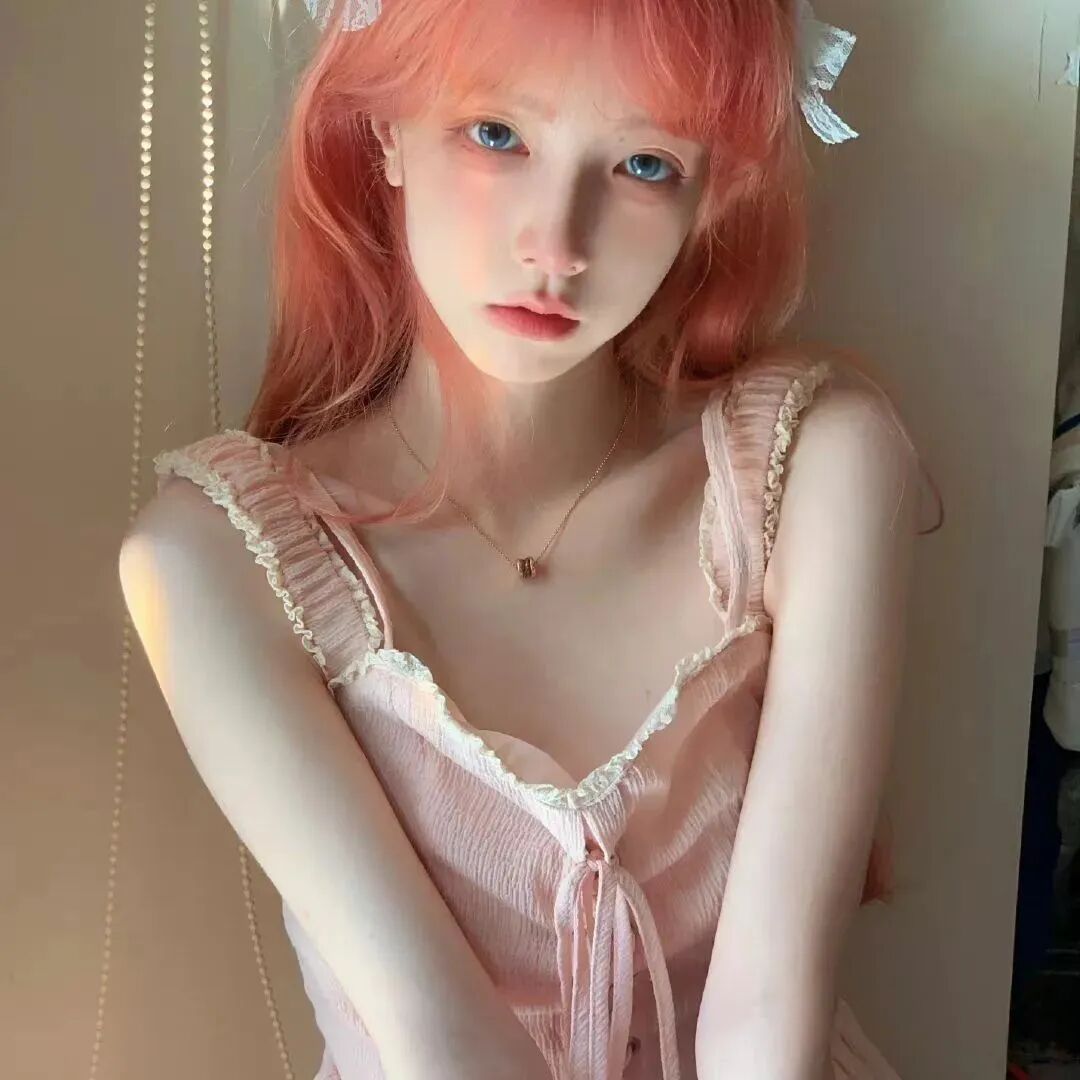 红发温柔女生头像
