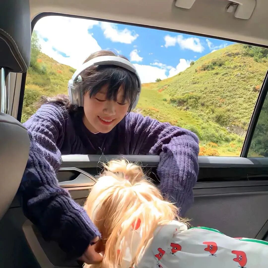 戴耳机爱笑小清新女生头像