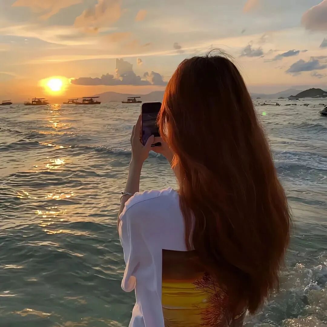 海边日落氛围感不露脸女生头像