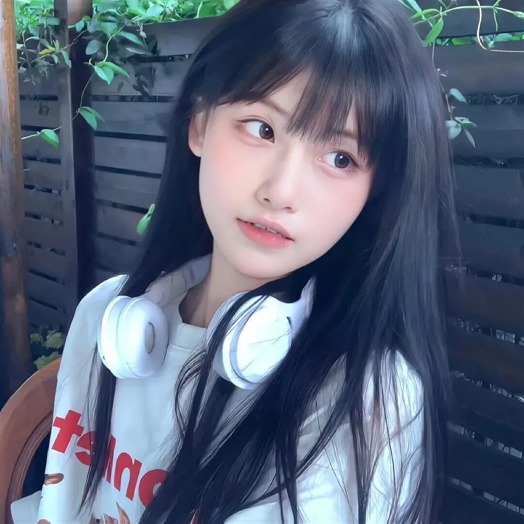 戴耳机小众女生头像