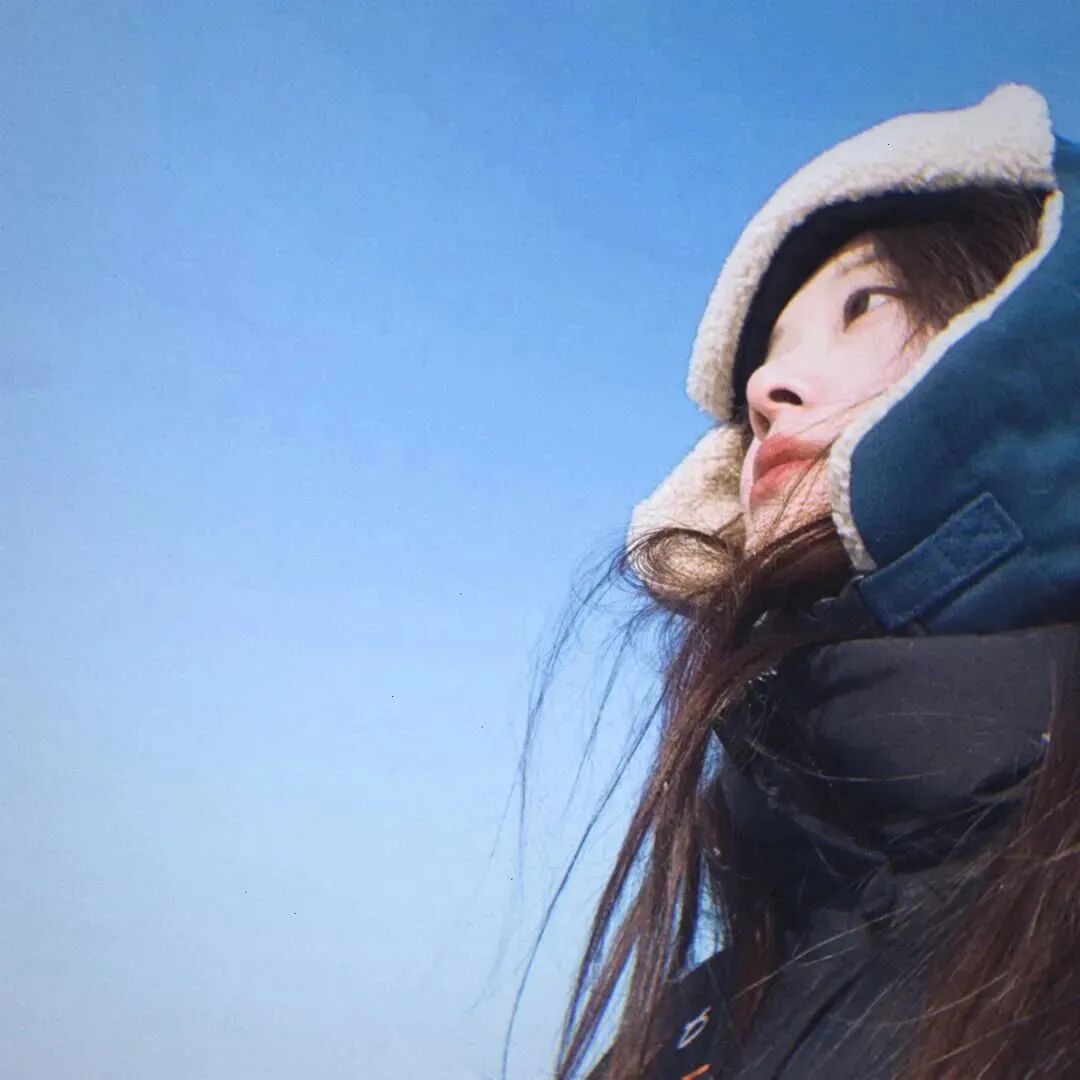 温柔侧脸女生头像