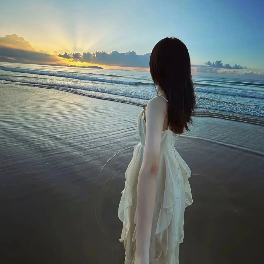 海边日出氛围感不露脸女生头像