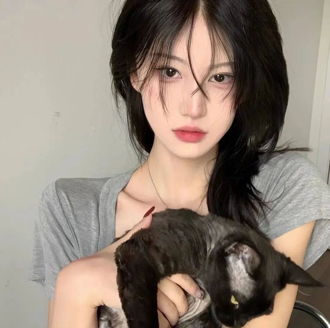 抱着猫咪小众女生头像