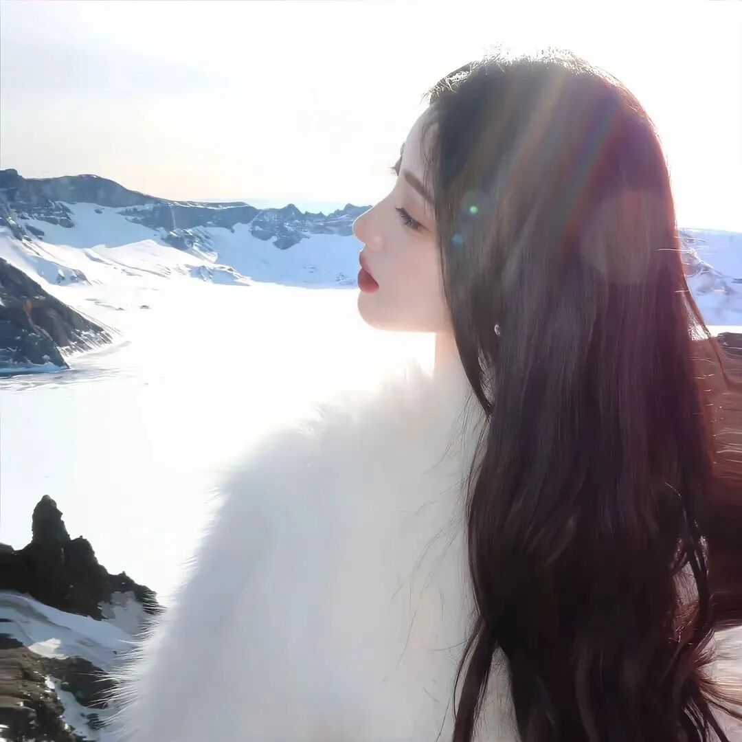 高山温柔侧脸女生头像