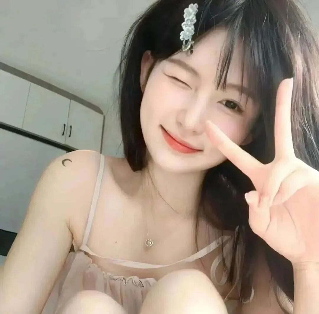 剪刀手甜妹女生头像