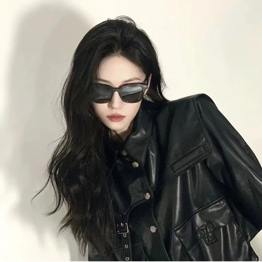 墨镜很飒女生头像