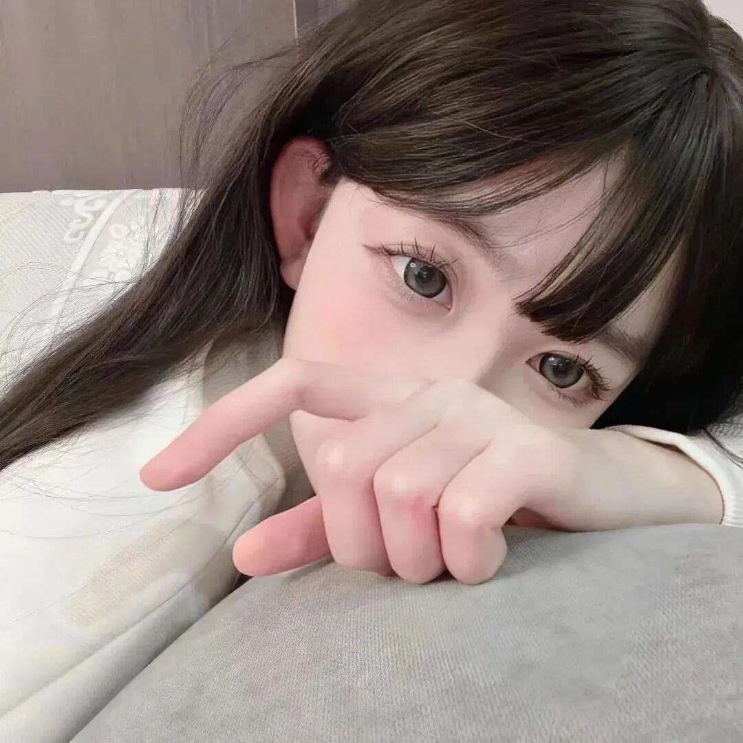 趴着甜妹女生头像