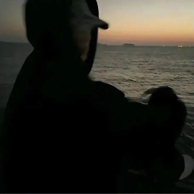 痞帅海边侧脸男生头像