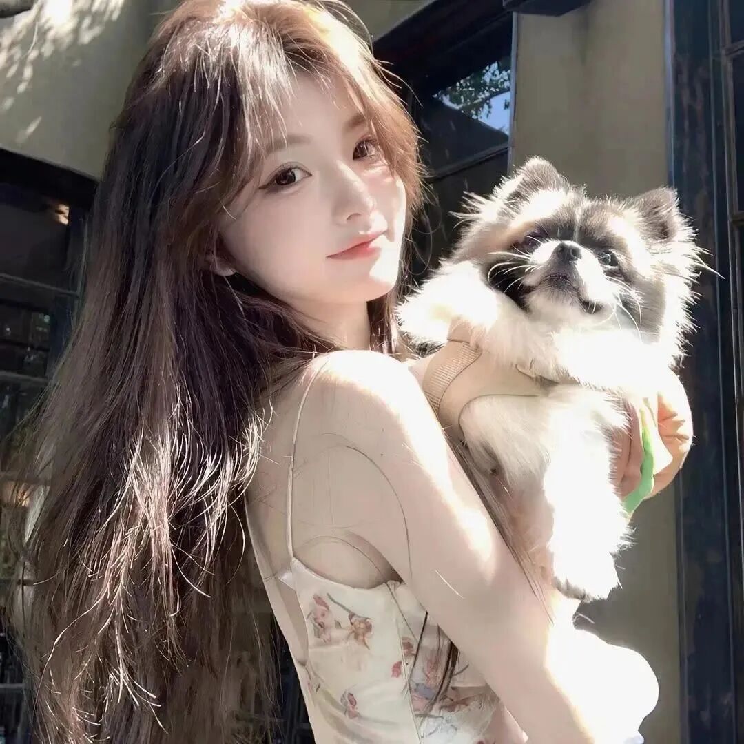 抱着狗狗甜妹女生头像