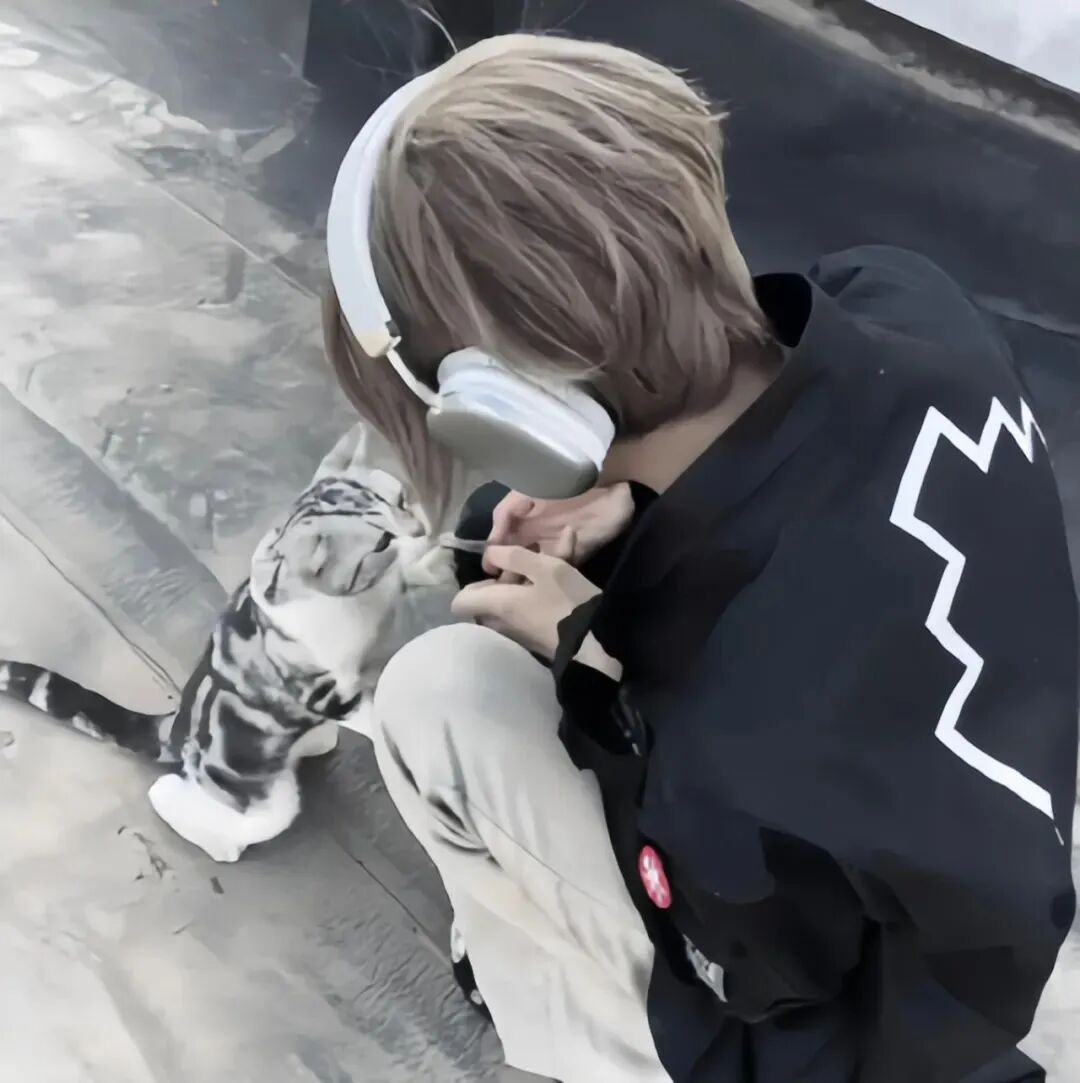 戴耳机个性不露脸男生头像