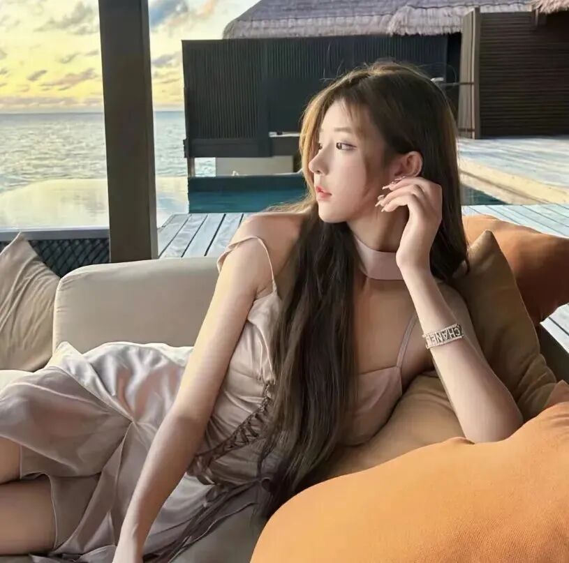 纯欲侧脸女生头像