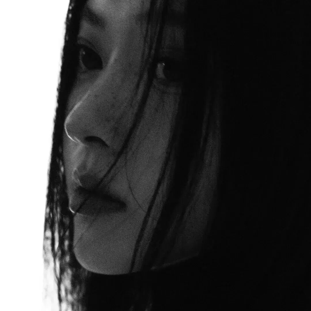 气质黑白女生头像
