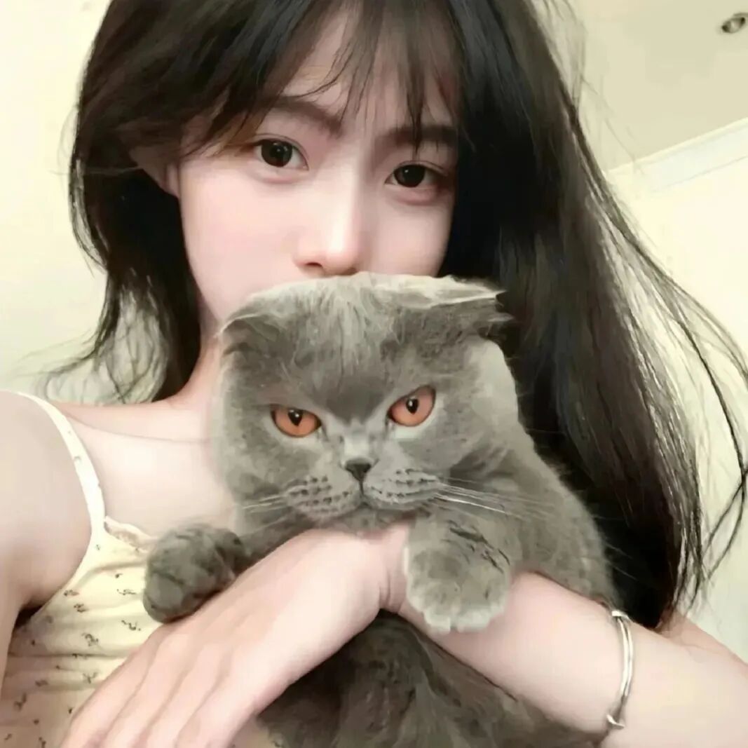 抱着猫咪甜妹女生头像