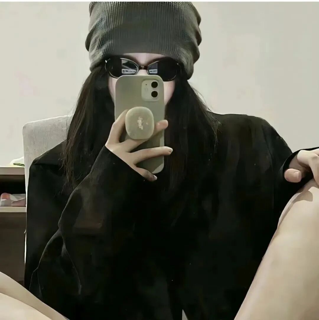 自拍手机很飒墨镜女生头像