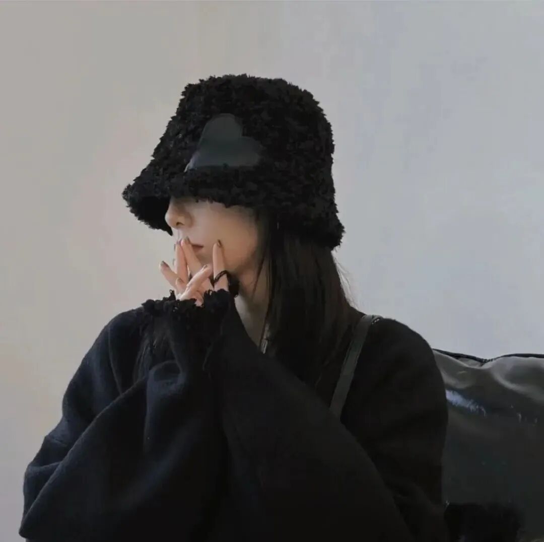很飒侧脸女生头像