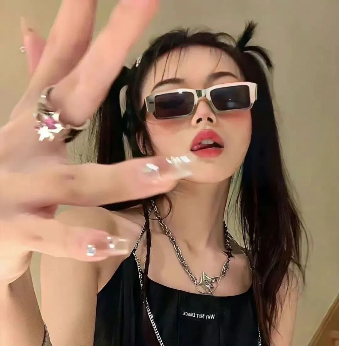 墨镜很飒女生头像