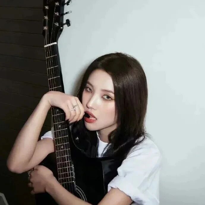 吉他很飒女生头像